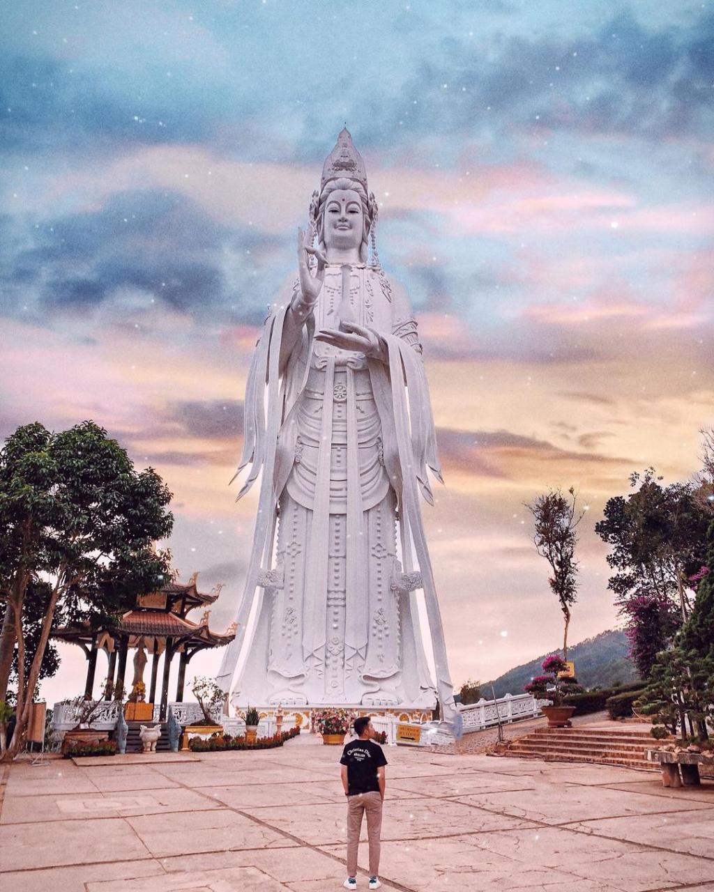 Statue of Quan Âm at Linh Ẩn Pagoda Dalat