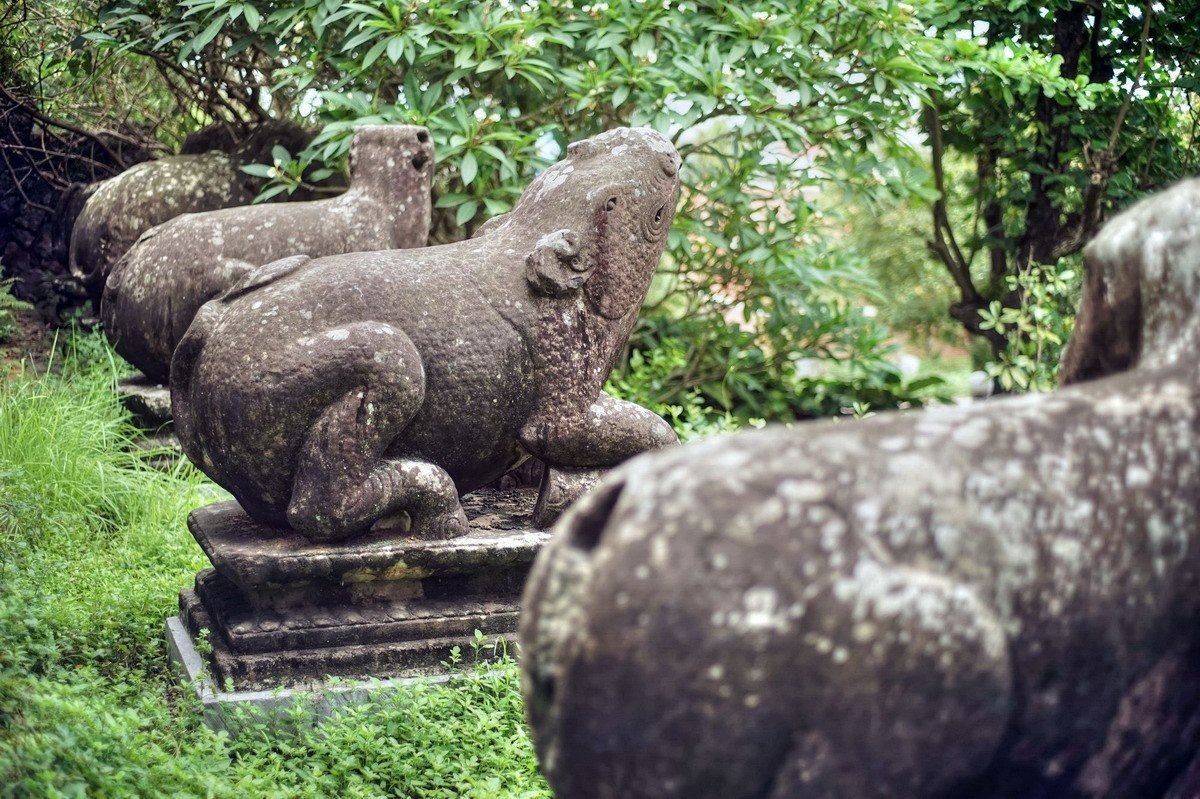 Bộ tượng 10 linh thú đá chùa Phật Tích